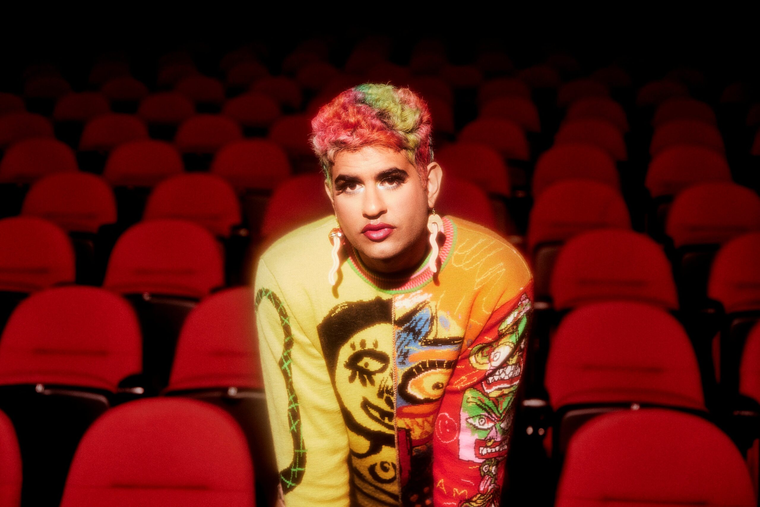 Alok (they/them) ist eine der weltweit einflussreichsten queeren Künstler*innen unserer Zeit – gefeiert als Autor*in, Performer*in und Aktivist*in. Alok spiegelt die grundlegenden, oft gewaltsam au…