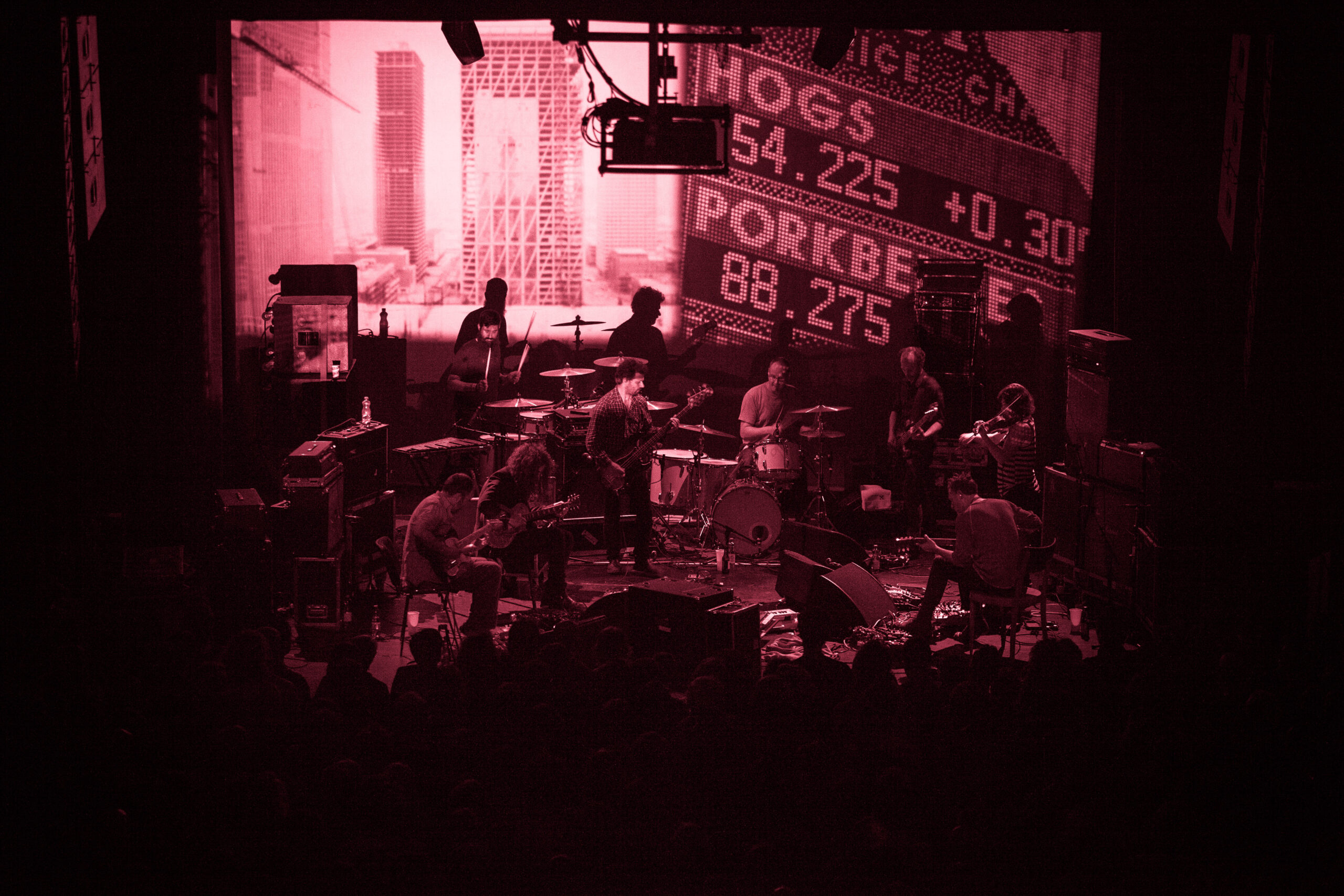 Godspeed You! Black Emperor veröffentlichten zwischen 1997 und 2002 eine Reihe von Alben, die neu definiert haben, was Protestmusik bedeuten kann. Langformatige instrumentale Kammerrock-Komposition…
