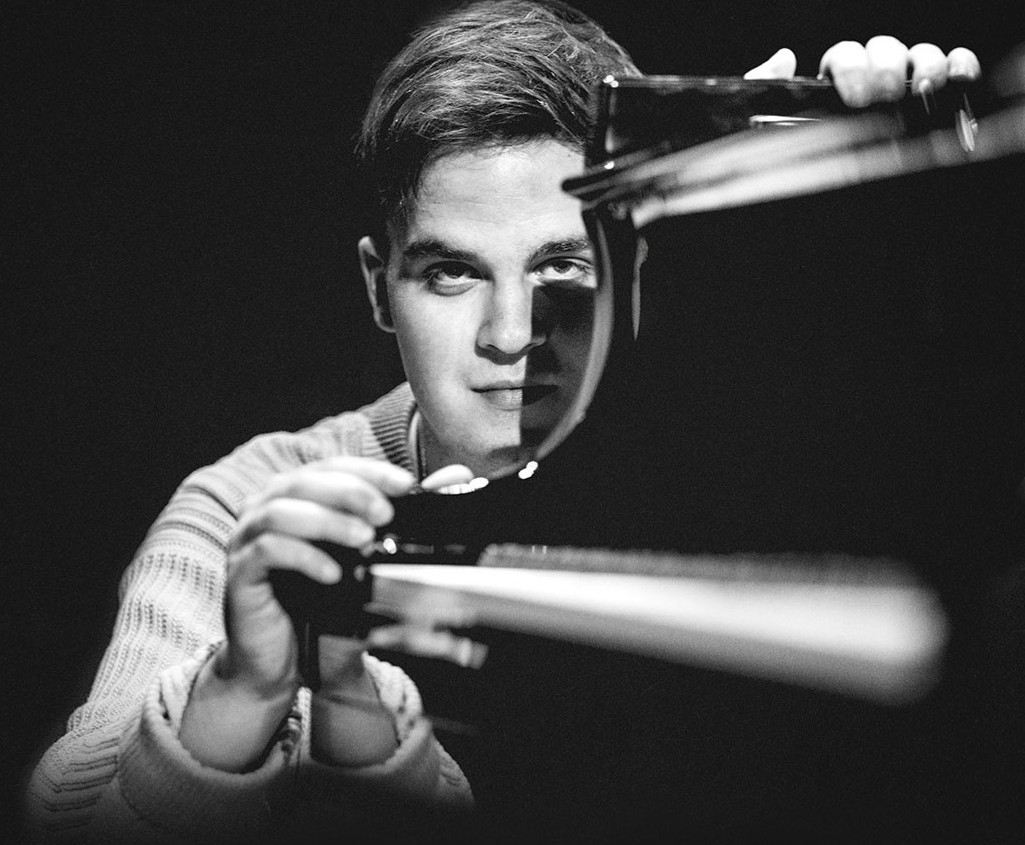 LEVI.SCT (Levi Schechtmann, geb. 1999) ist ein genreübergreifender deutscher Pianist, derim Begriff ist, das klassische Konzerterlebnis wie wir es kennen neu zu definieren. Scheinbarmühelos gelingt…