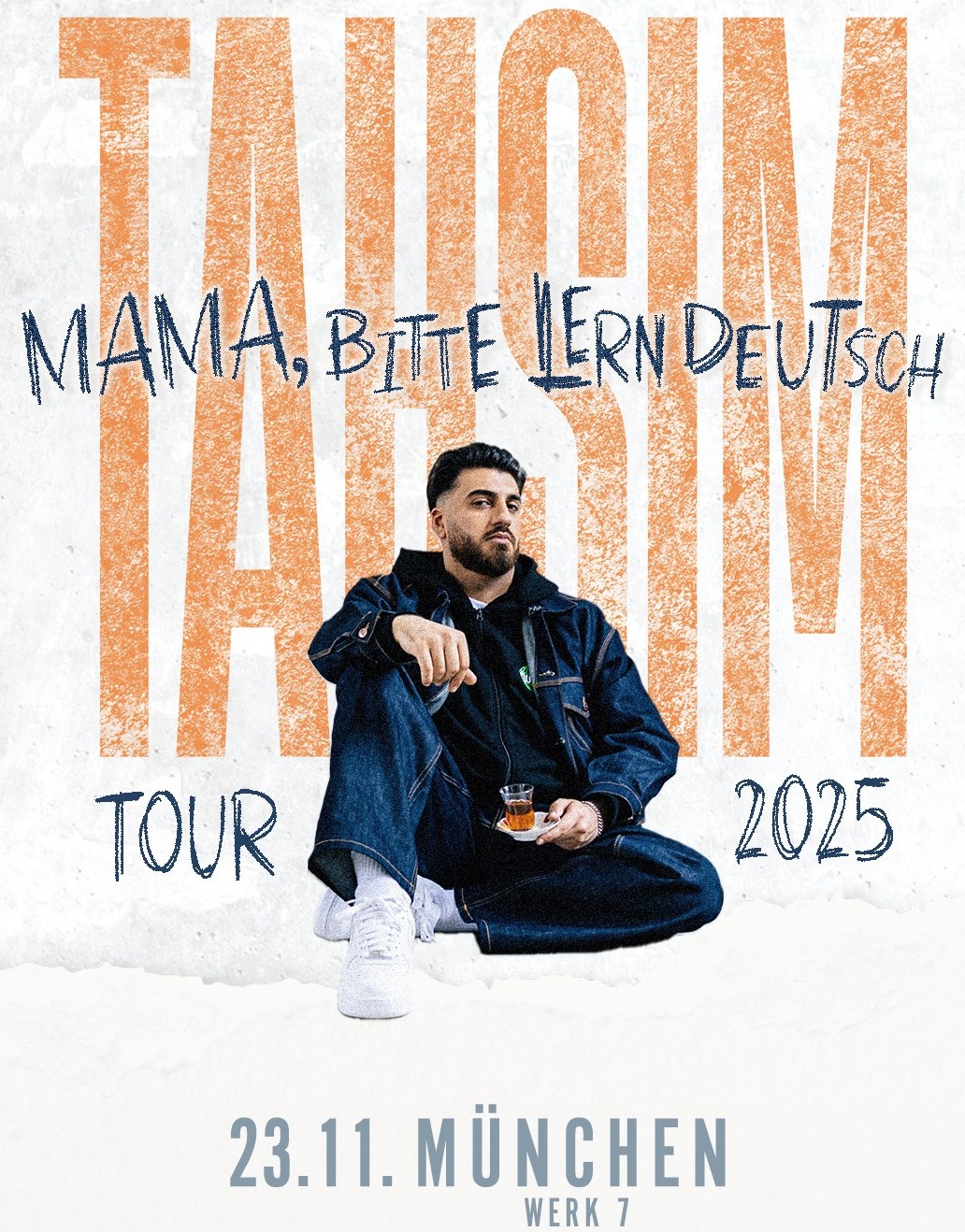 Tahsim Durgun alias tahdur bringt seine Geschichten live auf dieBühne und nimmt euch mit auf eine Reise durch den Wahnsinn desAlltags zwischen zwei Kulturen.In seiner Show „Mama, bitte lern Deutsch…