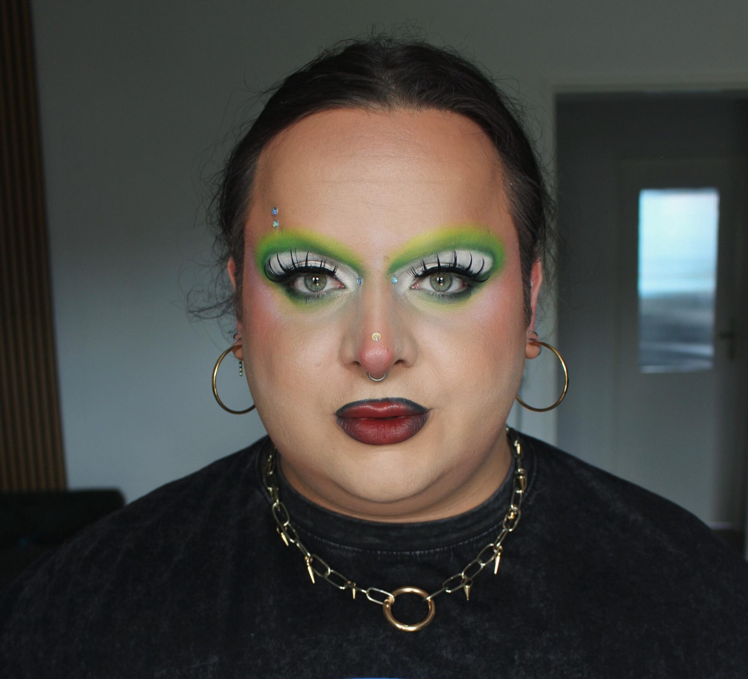 Timur hat ein Programm geschrieben! Besser gesagt: die erste Solo-Comedyshow. Auf Instagram kennt man ihn als timurs.time – queer, lustig, ein bisschen besorgniserregend und meistens geschminkt. In…