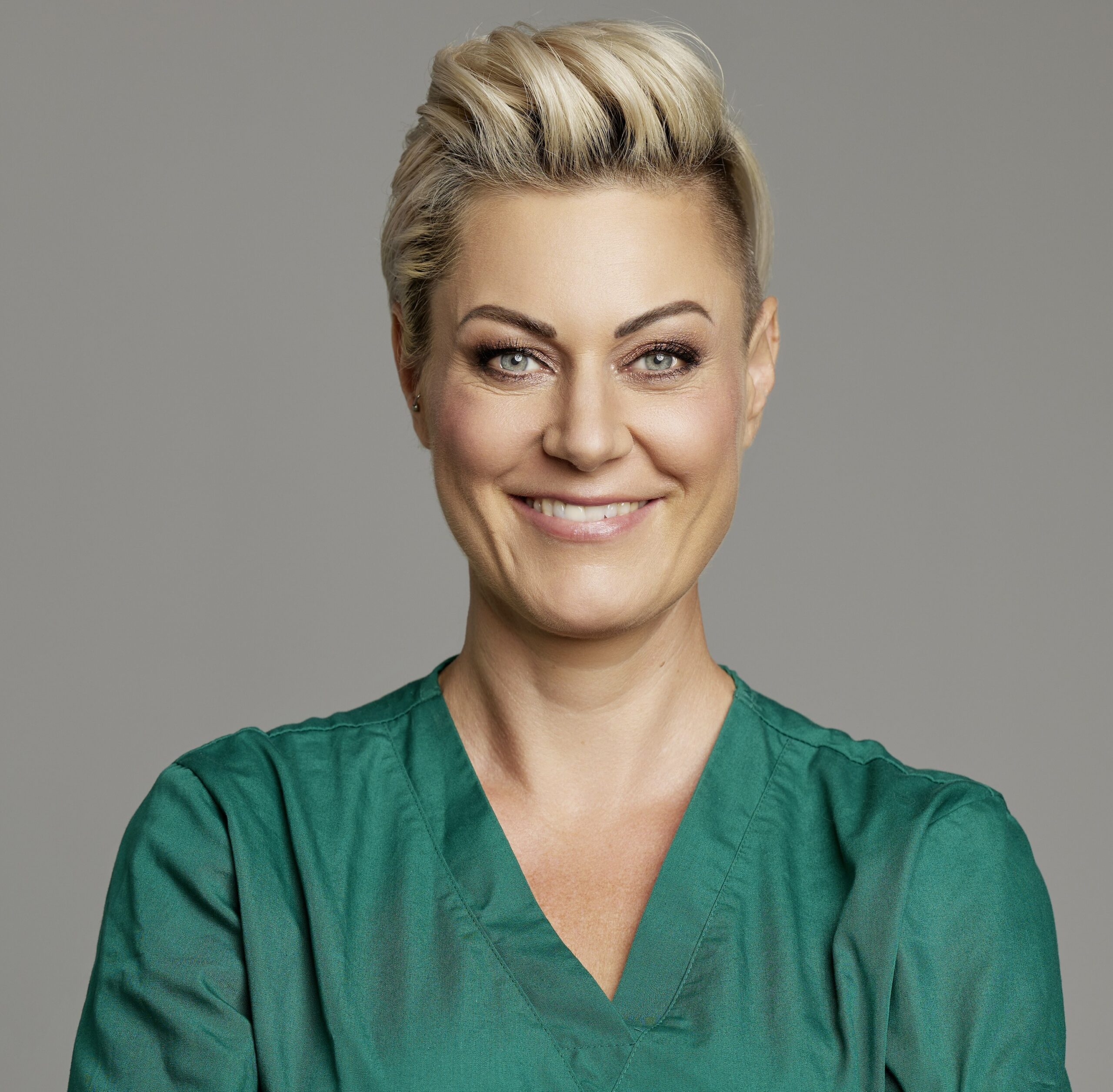 „Gesetzlich oder privat?“ Ganz egal! Denn bei der Live-Show von „Doc Caro“ bekommst du immerdie allerbeste Versorgung! Die erfahrene Ärztin nimmt dich mit in die Welt der Medizin, ohneArztlatein, d…