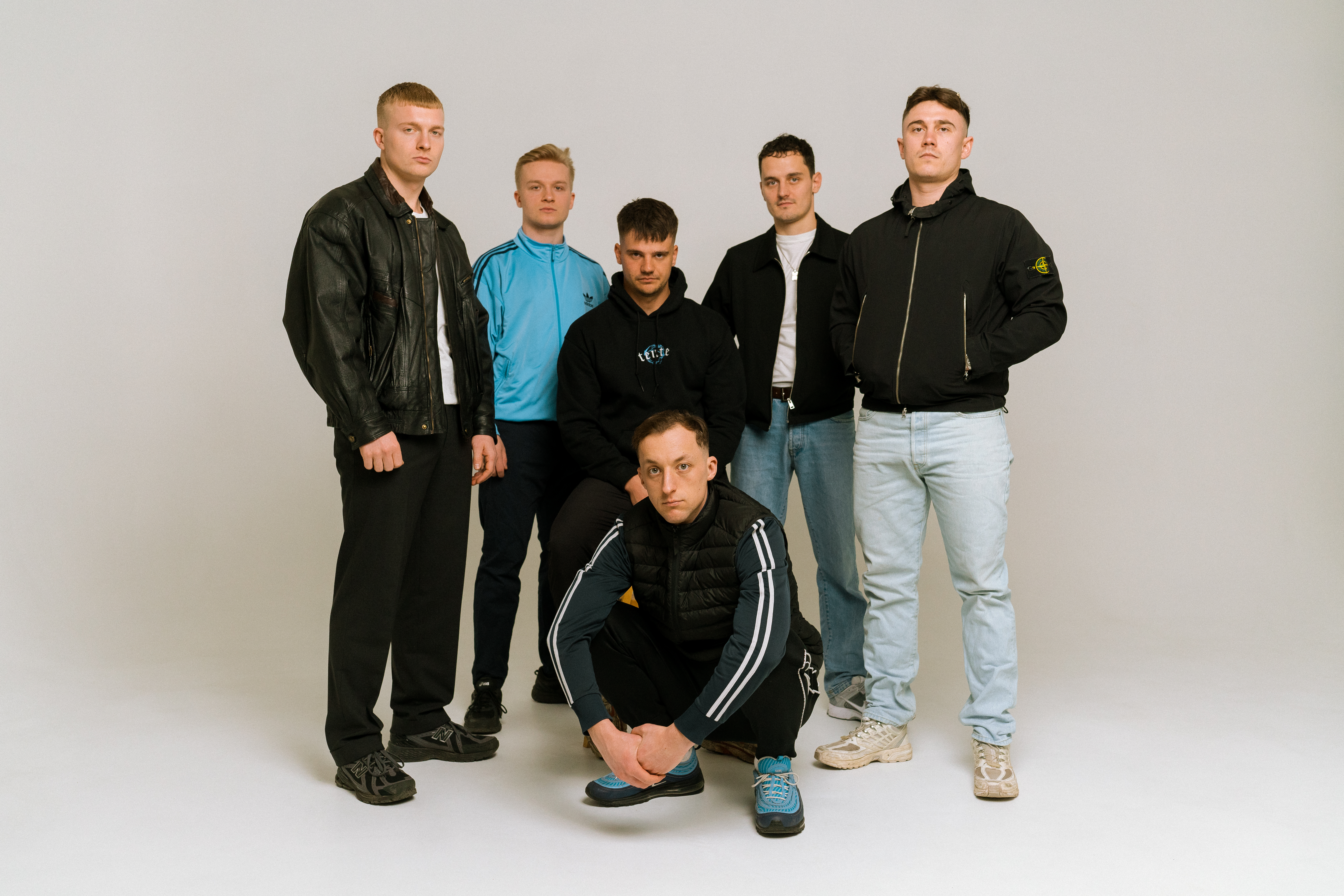 Nachdem Teuterekordz mit ihrem neuen Album “Club28” auf Platz 14 der Album-Charts eingesteigen sind, steht nun die vierte und bisher größte Tournee der Rap-Crew aus Berlin Prenzlauer Berg vor der T…