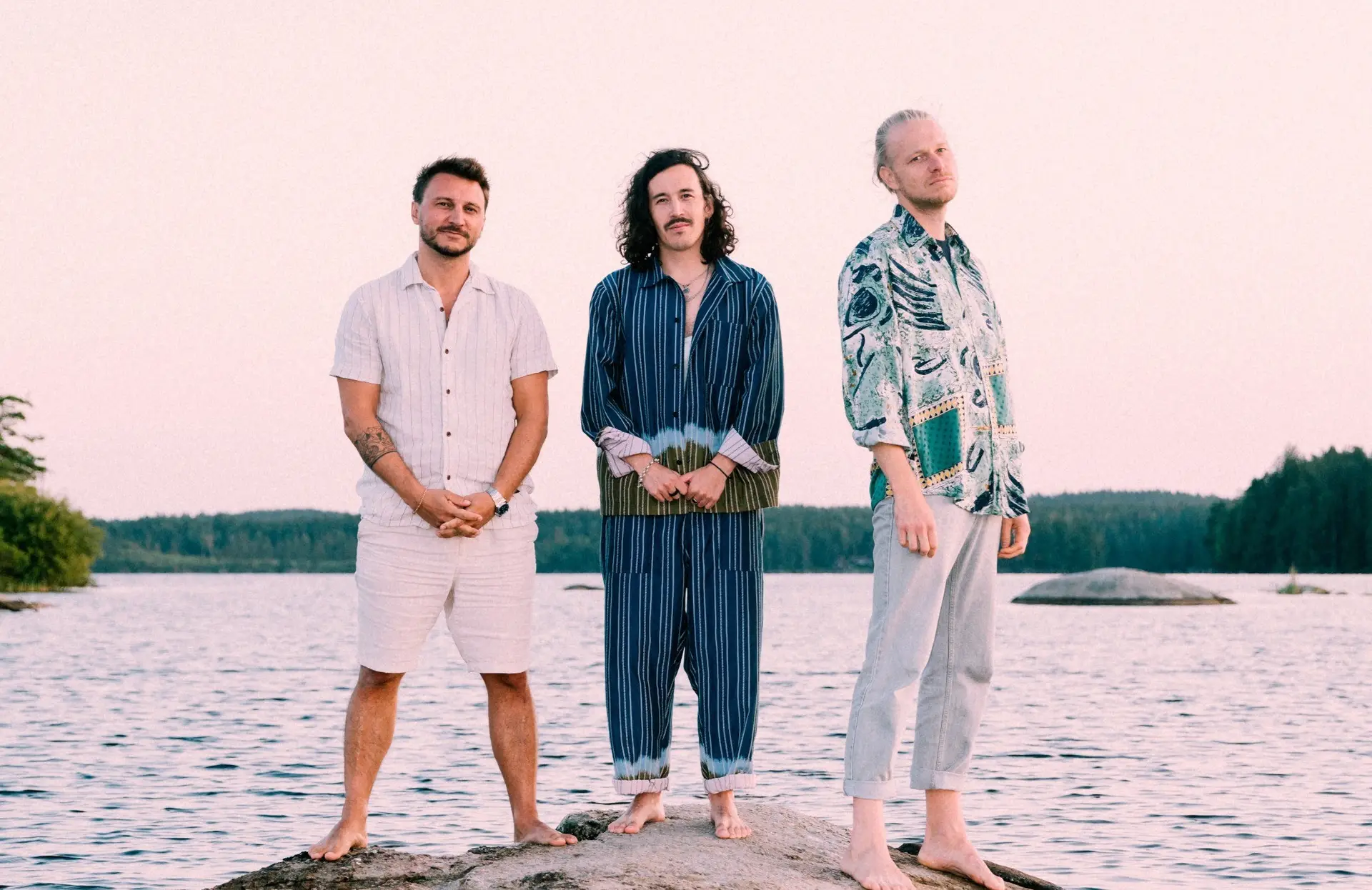 Das Pop-Trio folkshilfe ist gekommen, um zu bleiben. Sie machen das, wofür man sie seit mittlerweile über 10 Jahren kennt: Popmusik, die in keine Schublade passt. Ihre einzigartige Mischung aus „Qu…