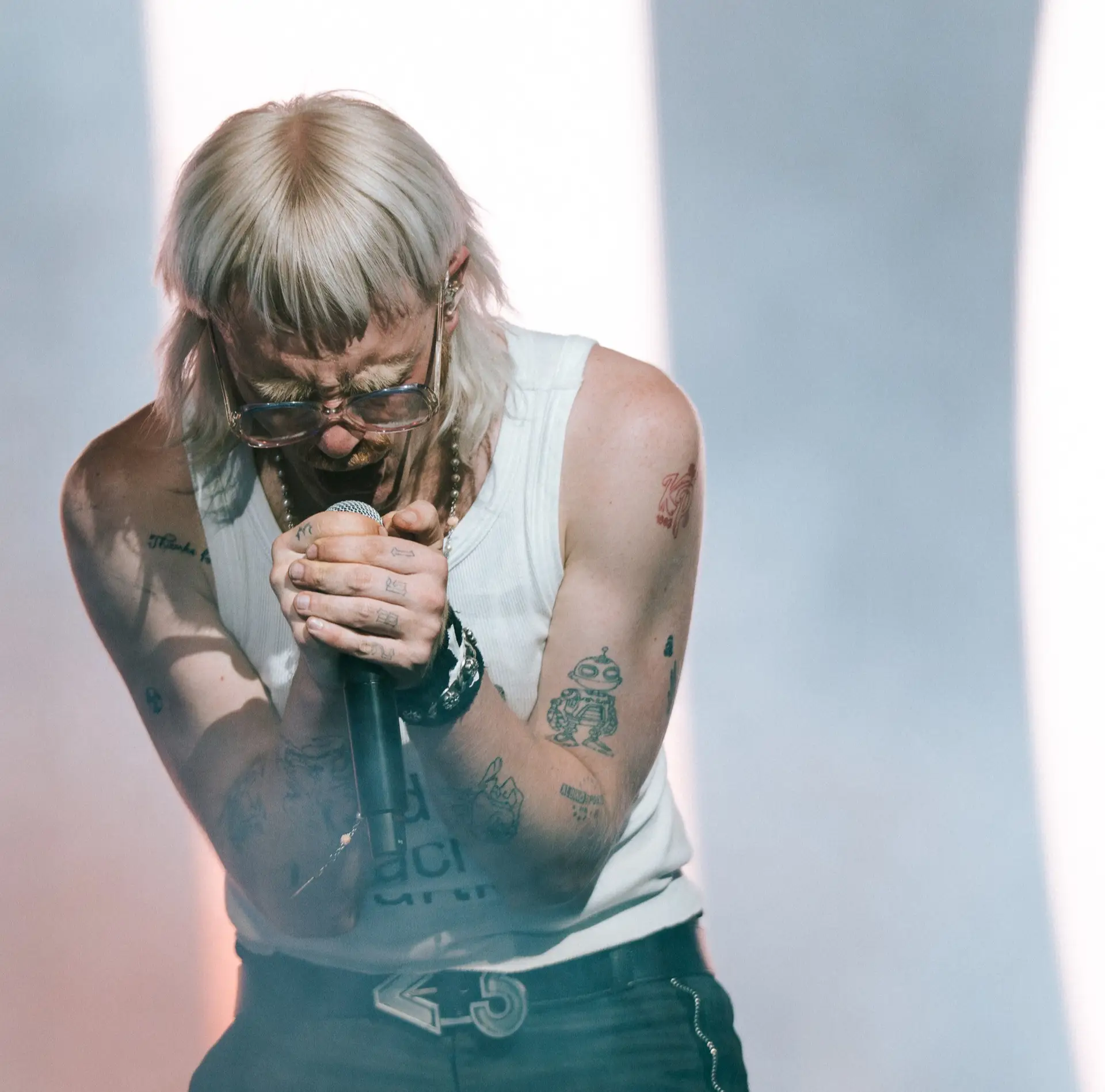 Der niederländische Performer, Autor, Künstler und Musiker kommt im Juni nach Deutschland Ob mit seinen Texten, seiner Musik oder seinen Performances – Joost Klein hat ein Talent dafür, aus der Mas…