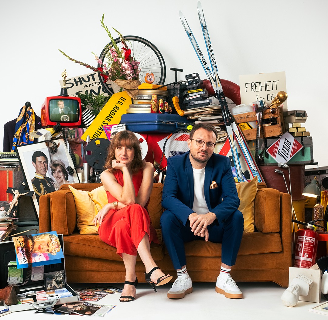 Alle zwei Wochen sprechen Fabienne und Jakob über die großen undkleinen Affären aus Politik, Popkultur und Zeitgeschehen. Egal ob gekaufteWM, gefälschte Doktorarbeit oder Krach im Königshaus. Ein b…