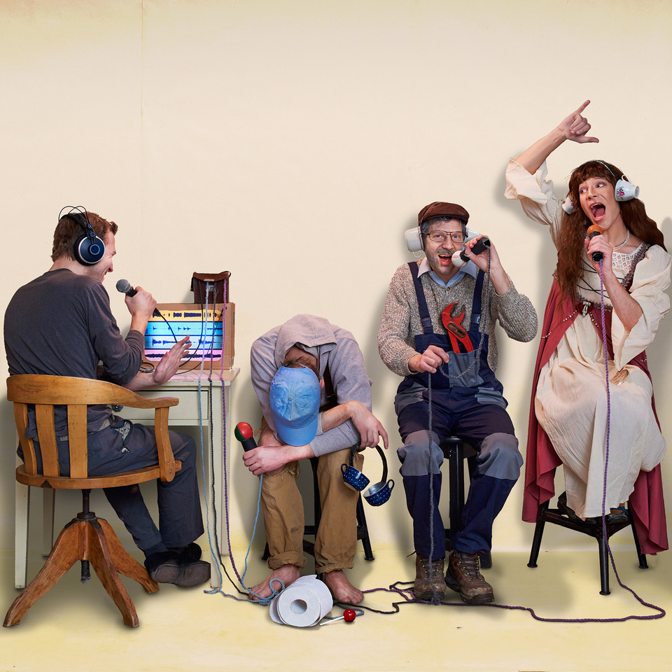 Bummelkastens Musikvideos werden täglich tausendfach geklickt. Die Berliner Ein-Mann-Band hat sich mit ihrem komplett mundgemachten Debutalbum „Irgendwas Bestimmtes“ genüsslich in die deutschen Kin…