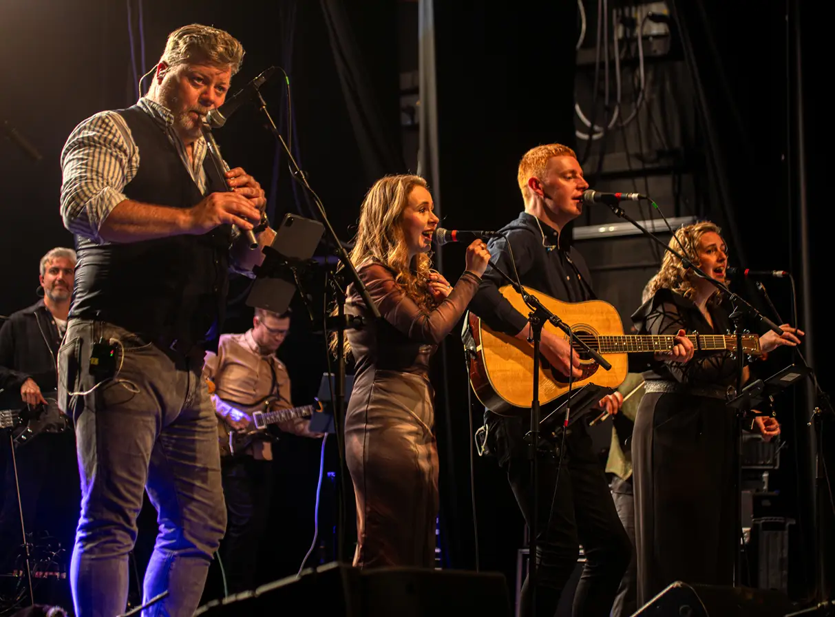 Die neunköpfige Band kommt 2026 auf große Headline Tour nach Deutschland! SKIPINNISH sind eine treibende Kraft der zeitgenössischen schottischen Musik und blickten 2024 auf eine bemerkenswerte 25-j…