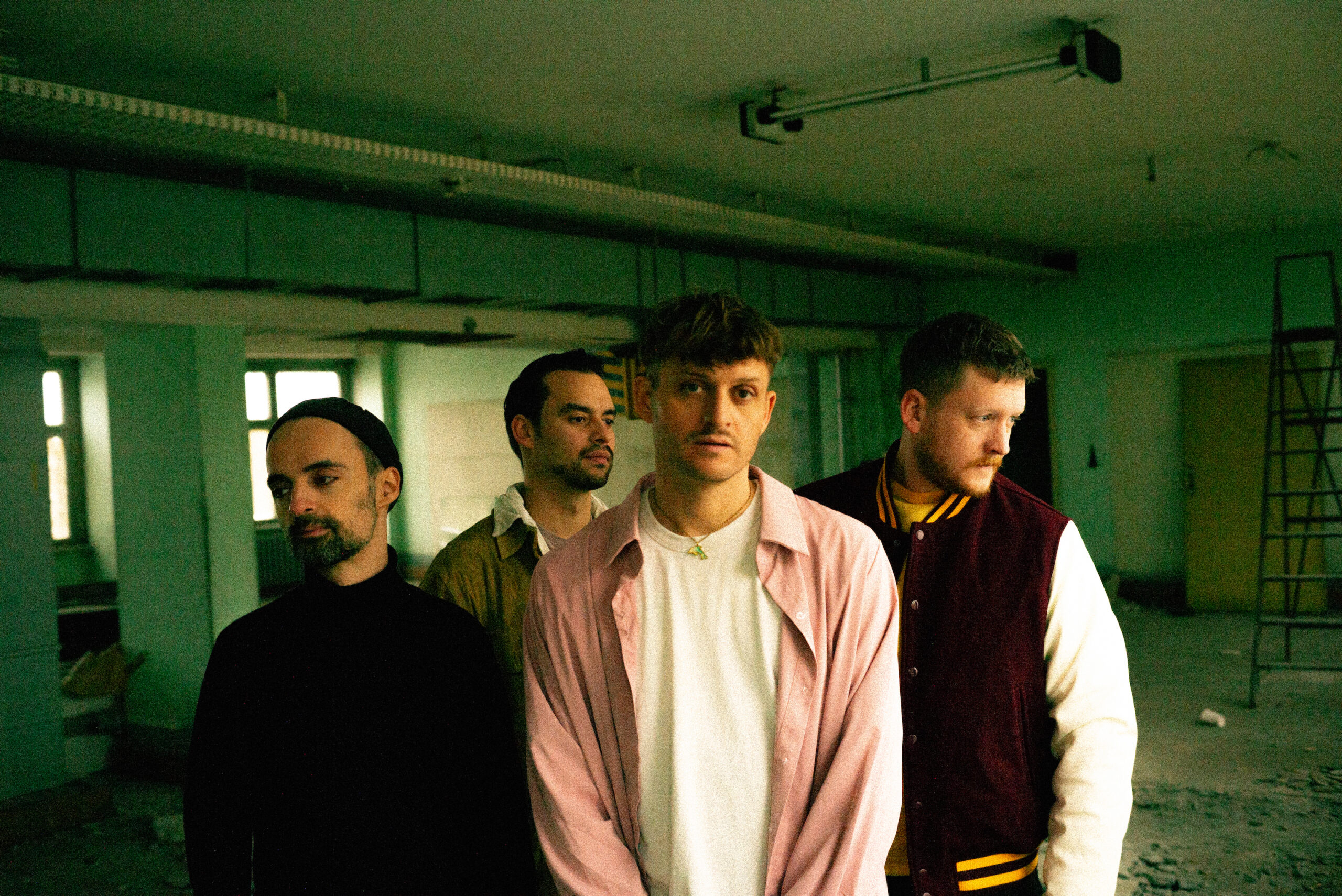 Präsentiert von Rausgegangen KAFVKA ist eine Band aus Berlin, die seit vielen Jahren politisch aktiv ist und sich für soziale Gerechtigkeit und gegen Rechts einsetzt. KAFVKAs erfolgreichster Song »…