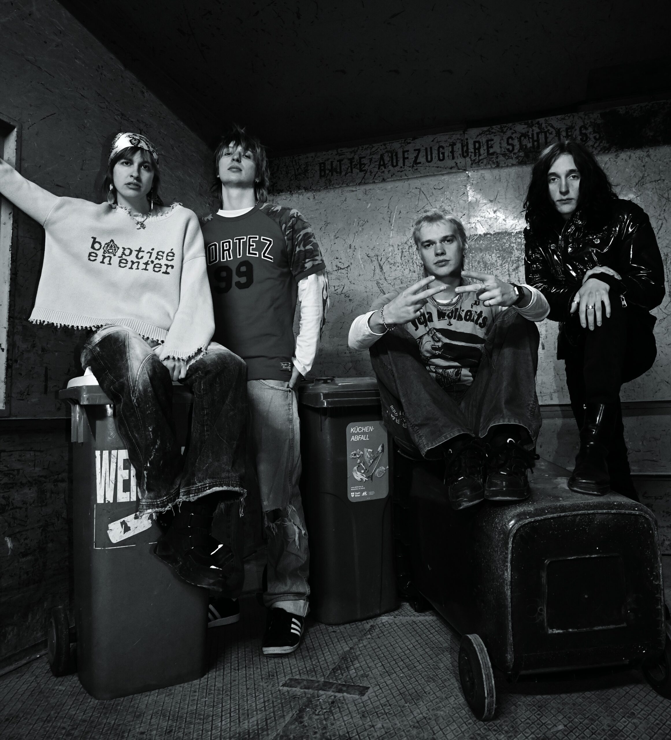 Nach der restlos ausverkauften ‚Alles-Endet-Tournee ’25‘ durch Deutschland spielt die Band nun im Frühjahr die restlichen Teile der Bundesrepublik – mit vielen neuen Songs im Köcher und den alten N…