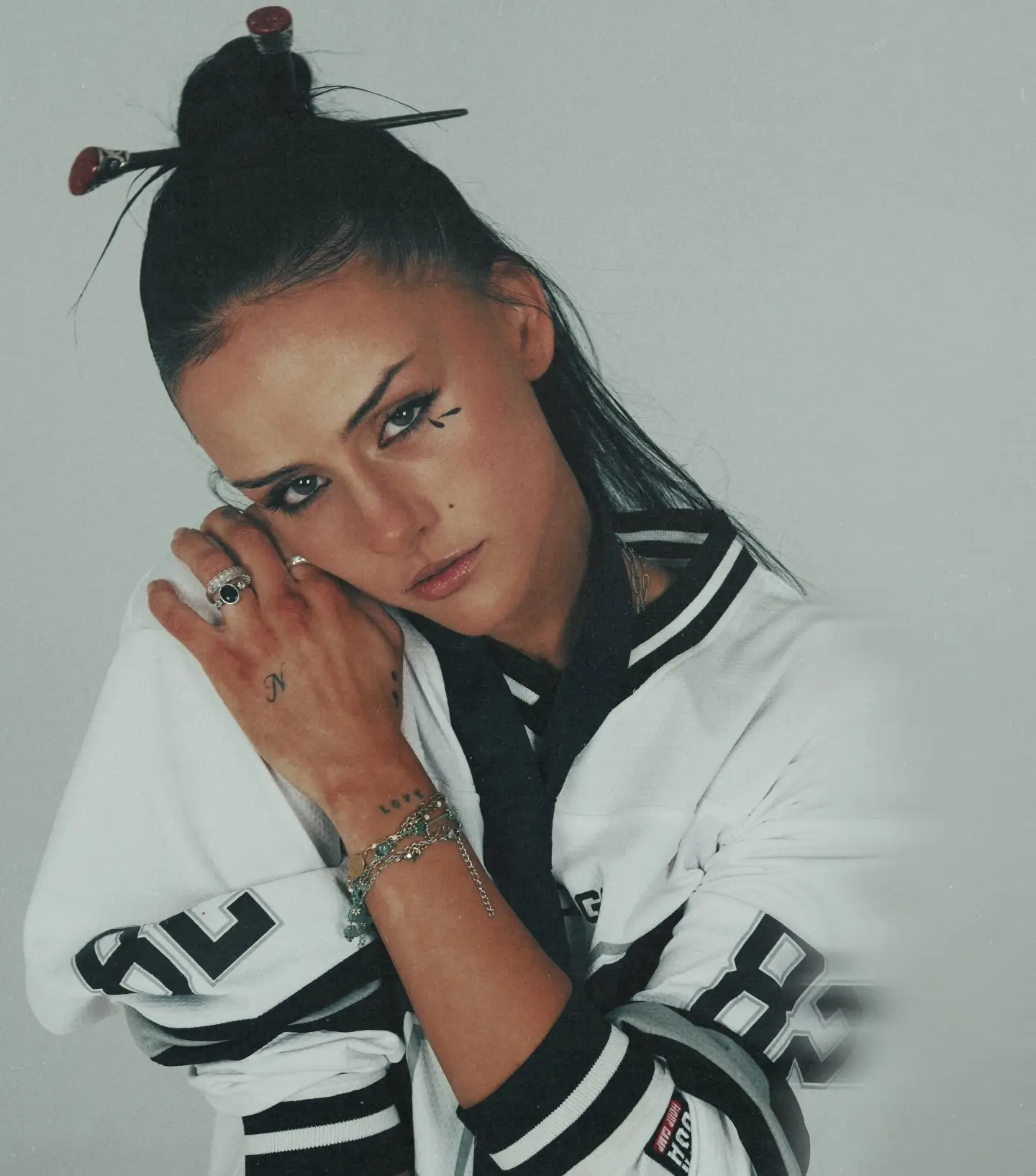 Anna Grey ist die Stimme einer Generation, die zwischen emotionaler Tiefe und kompromissloser Power zerrissen ist – und genau darin ihre Stärke findet. Ihre Musik vereint verletzliche Ehrlichkeit m…