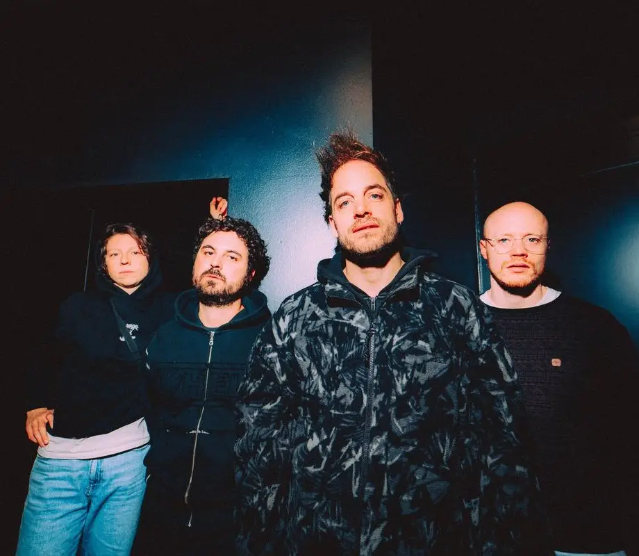  „Das bleibt hier in meiner Brust“ – HEISSKALT spielen Debütalbum „Vom Stehen und Fallen“ und EP „Mit Liebe gebraut“ erstmals in voller Länge live. Nach sechsjähriger Pause kehrten HEISSKALT im Spä…