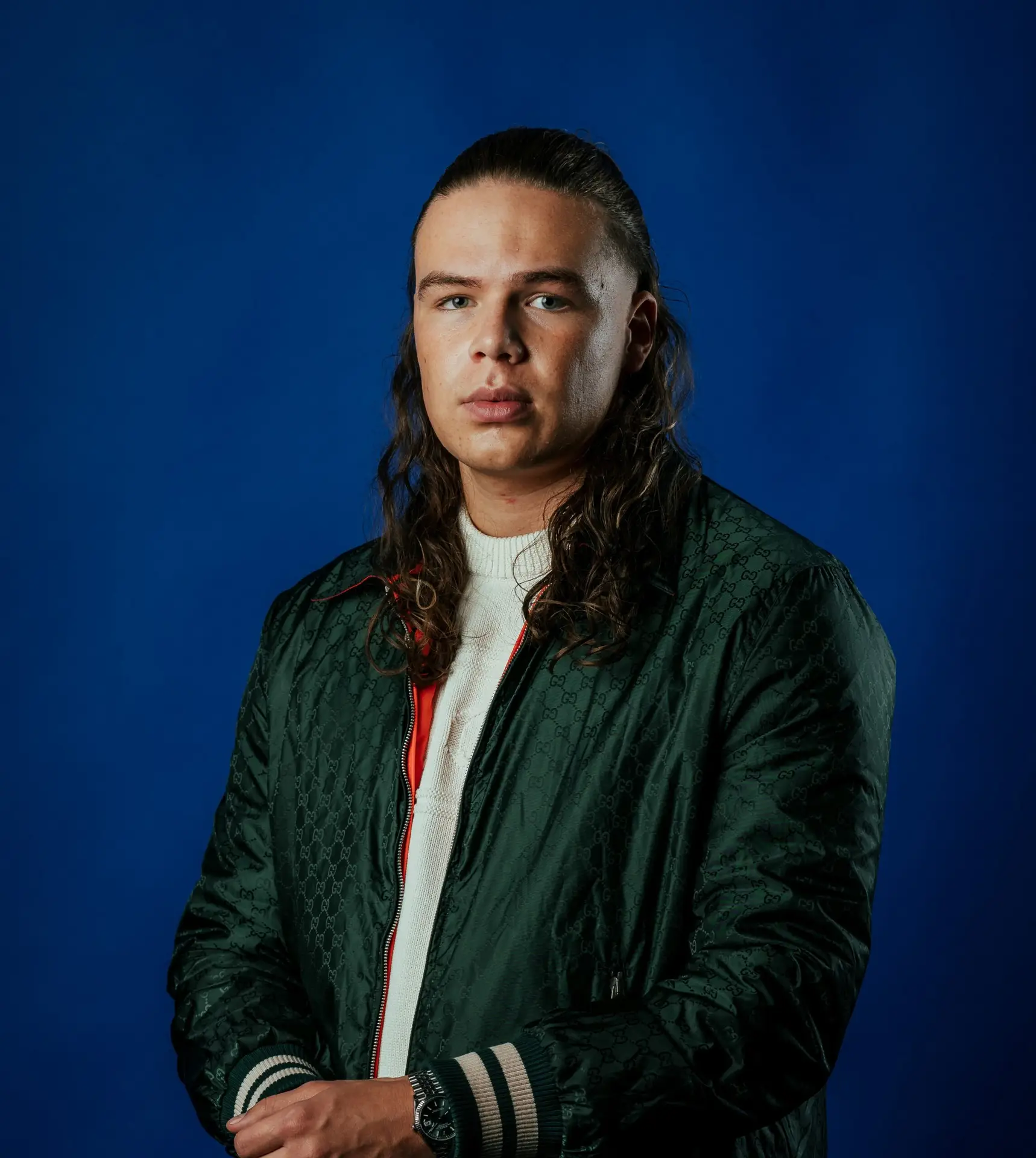Mit gerade einmal wenigen Releases hat sich Haaland936 in kürzester Zeit zu einem derspannendsten Newcomer im Deutschrap entwickelt. Spätestens seit seinemDurchbruch bei „Rap La Rue“ und viralen Tr…