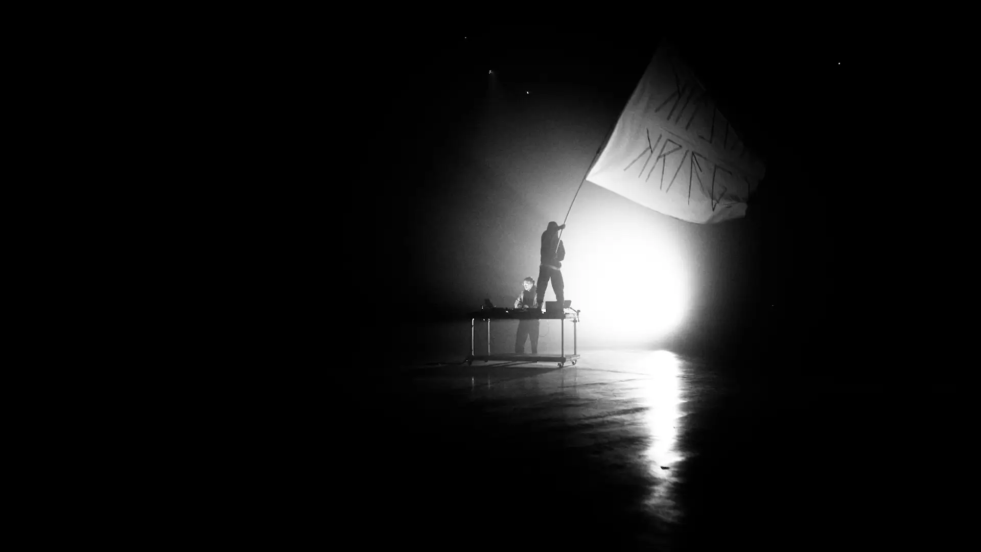 Das Berliner Produzenten-Trio kommt mit seinem neuen Album „KITSCHKRIEG ZWEI“ auf Tour Support: 255 & Blumengarten Was KITSCHKRIEG so einzigartig und besonders macht, ist schwer in nur einem Satz z…