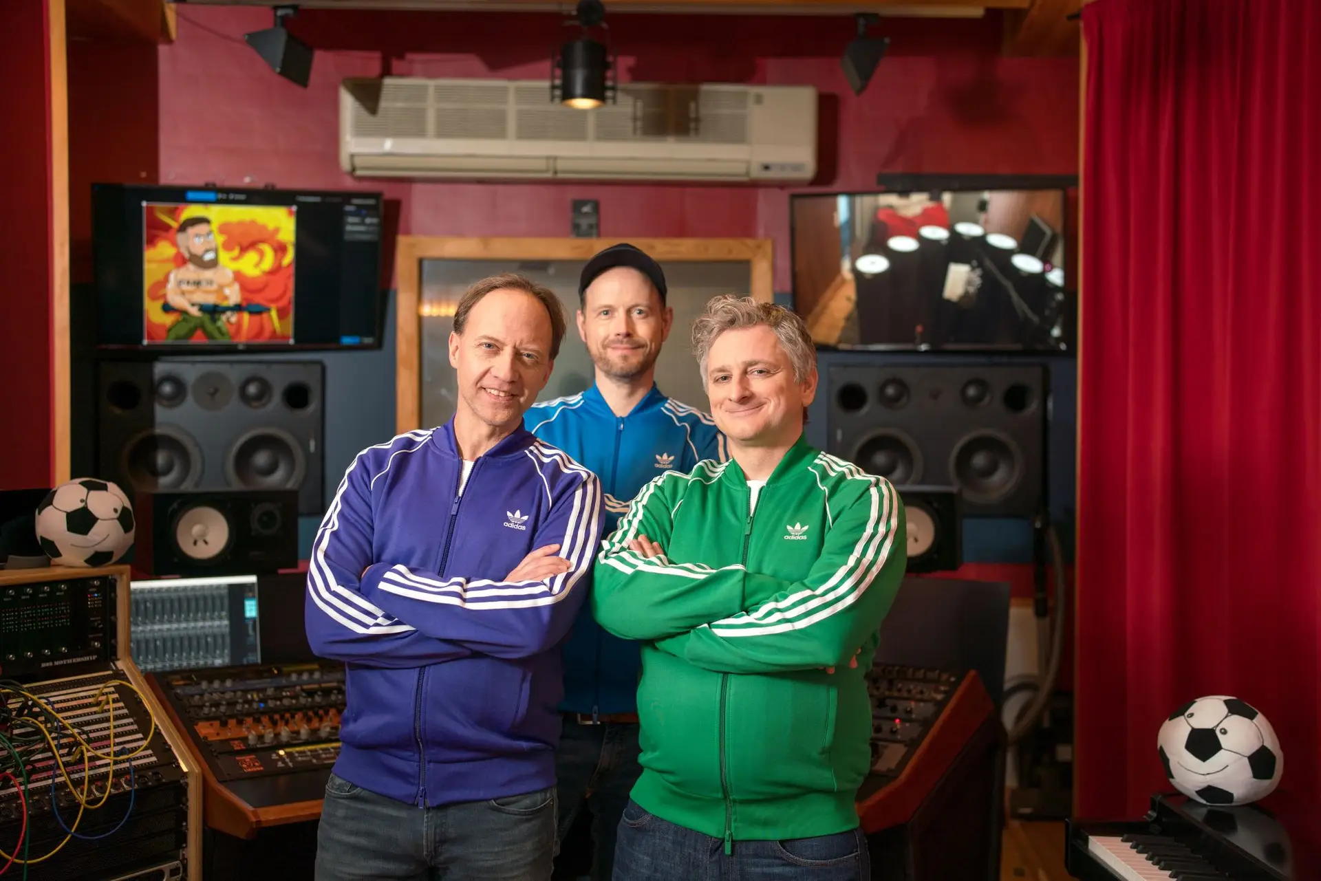Die WUMMS-Songs der Dennis & Jesko Band – Fußball-Hits für Groß und Klein!Im Publikum: Hunderte hüpfende Kinder. Weiter hinten: Erstaunlich textsichere Eltern. Oben auf der Bühne: Drei Jungs in Tra…