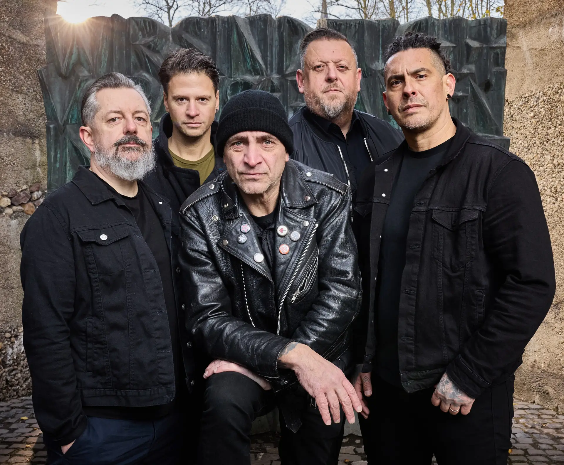 Die Band aus Rheinberg steht seit den frühen Neunzigern für energiegeladenen Punkrock, klare Haltung und eine treue, generationenübergreifende Fangemeinde. Heuer feiert man den 35. Geburtstag mit e…