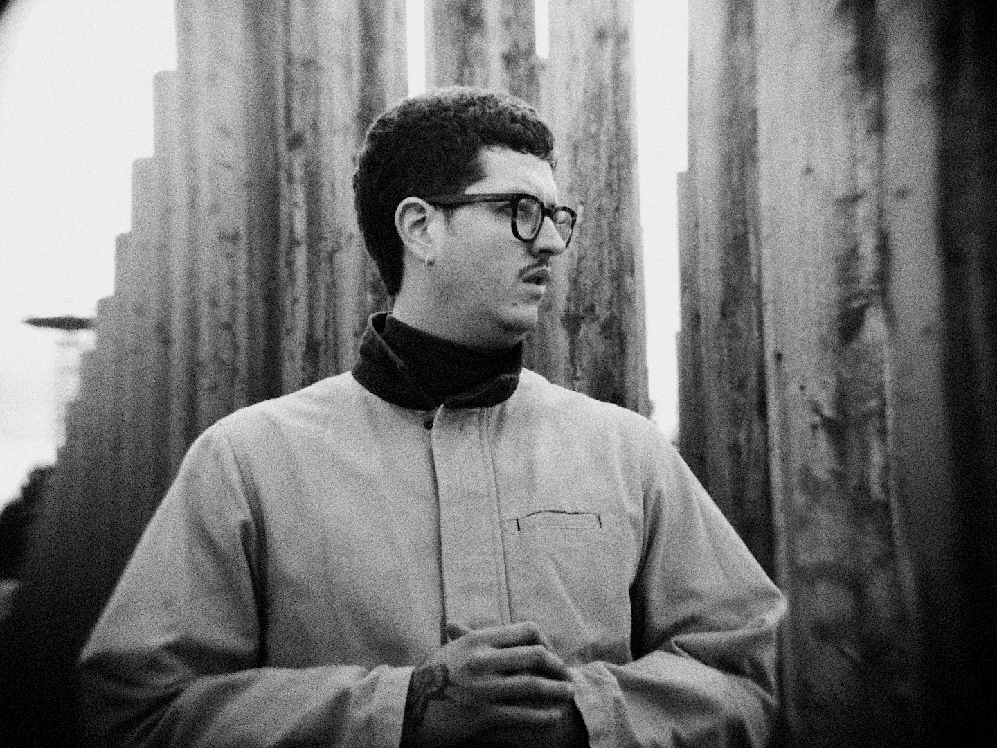 Es ist so schön: nand ist wieder da! Nach der bislang längsten Release- und Konzert-Pause hat der Würzburger Produzent und Sänger ab sofort neue Musik am Start und mit der „Es wäre schön“-Tour 2026…