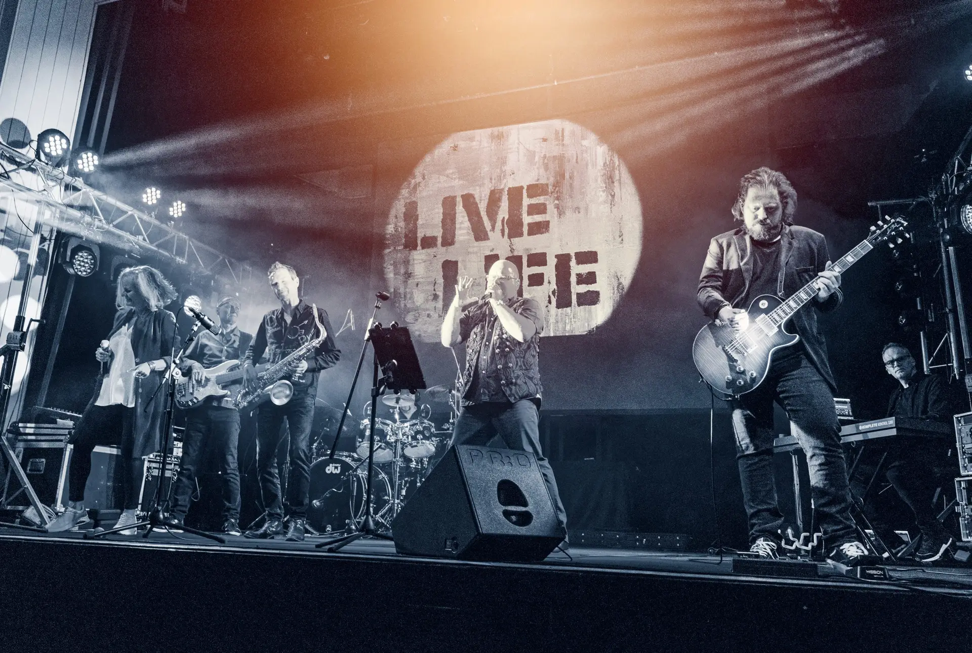 Die Pink Floyd Tribute Band ist eine gelungene Hommage an die legendäre Musik von Pink Floyd.An der Spitze dieser außergewöhnlichen Formation steht Florian Opahle, der mit seinem virtuosen Spiel di…