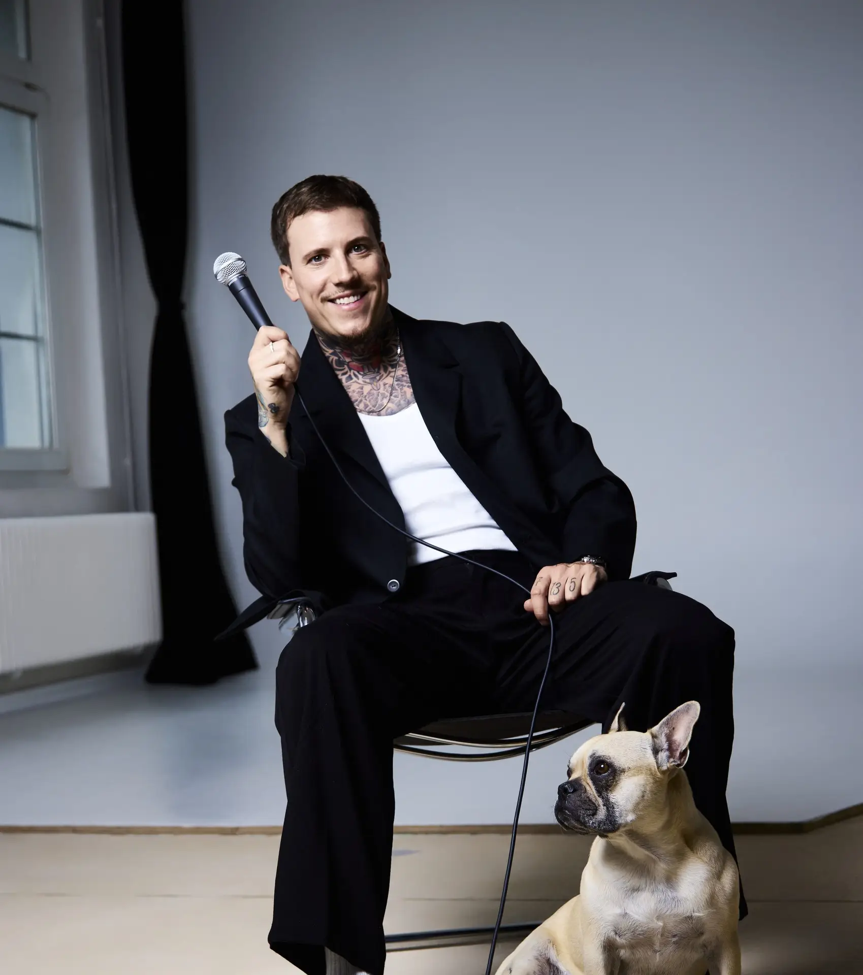 Der Titel klingt harmlos. Der Abend wird es nicht. Mit seinem dritten Comedy-Solo „Softe Zerstörung“ möchte Fabio Landert nochmal einen draufsetzen – am Freitag, 15. Oktober 2027, im Technikum Münc…