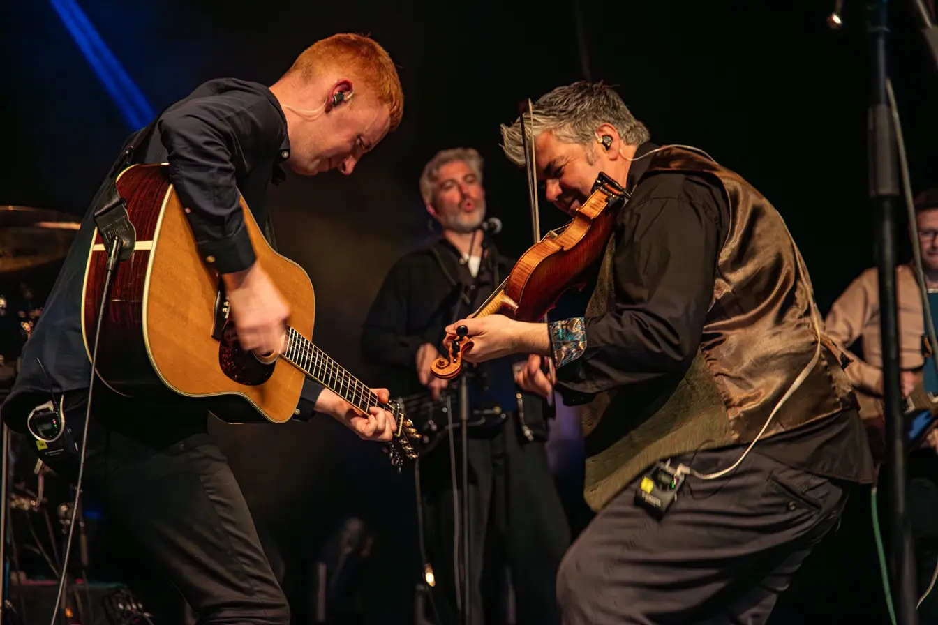 SKIPINNISH sind eine treibende Kraft der zeitgenössischen schottischen Musik undblickten 2024 auf eine bemerkenswerte 25-jährige Karriere zurück. Die Band stammtaus dem Herzen der schottischen High…